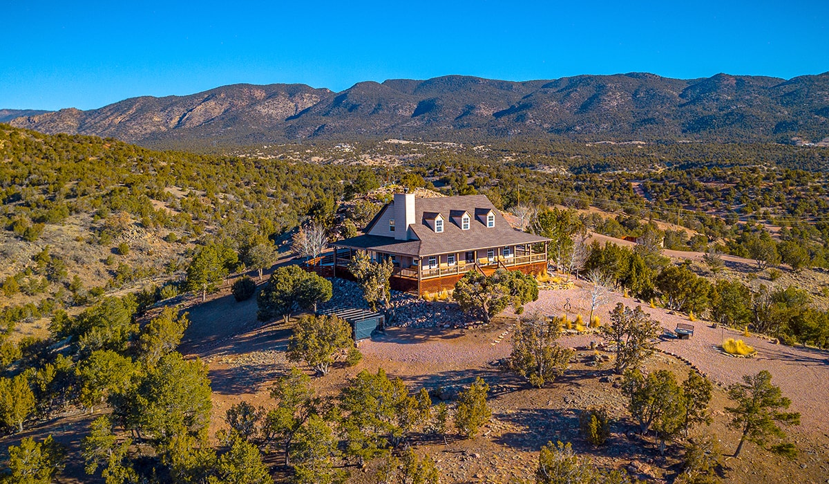 lodging-ranch-mountain-view.jpg